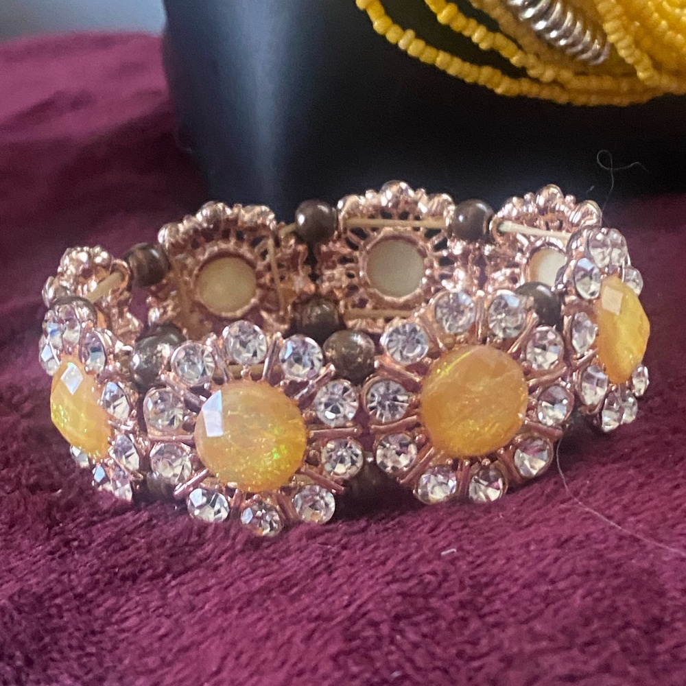 Brighten☀️your day! Yellow Beaded Necklace & Earrings, Daisy🌼Rhinestone Bracelet - Picture 4 of 9